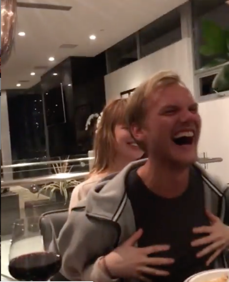 En glad Tim Bergling syns på klippet som Tereza lade upp. En glad Tim Bergling syns på klippet som Tereza lade upp.